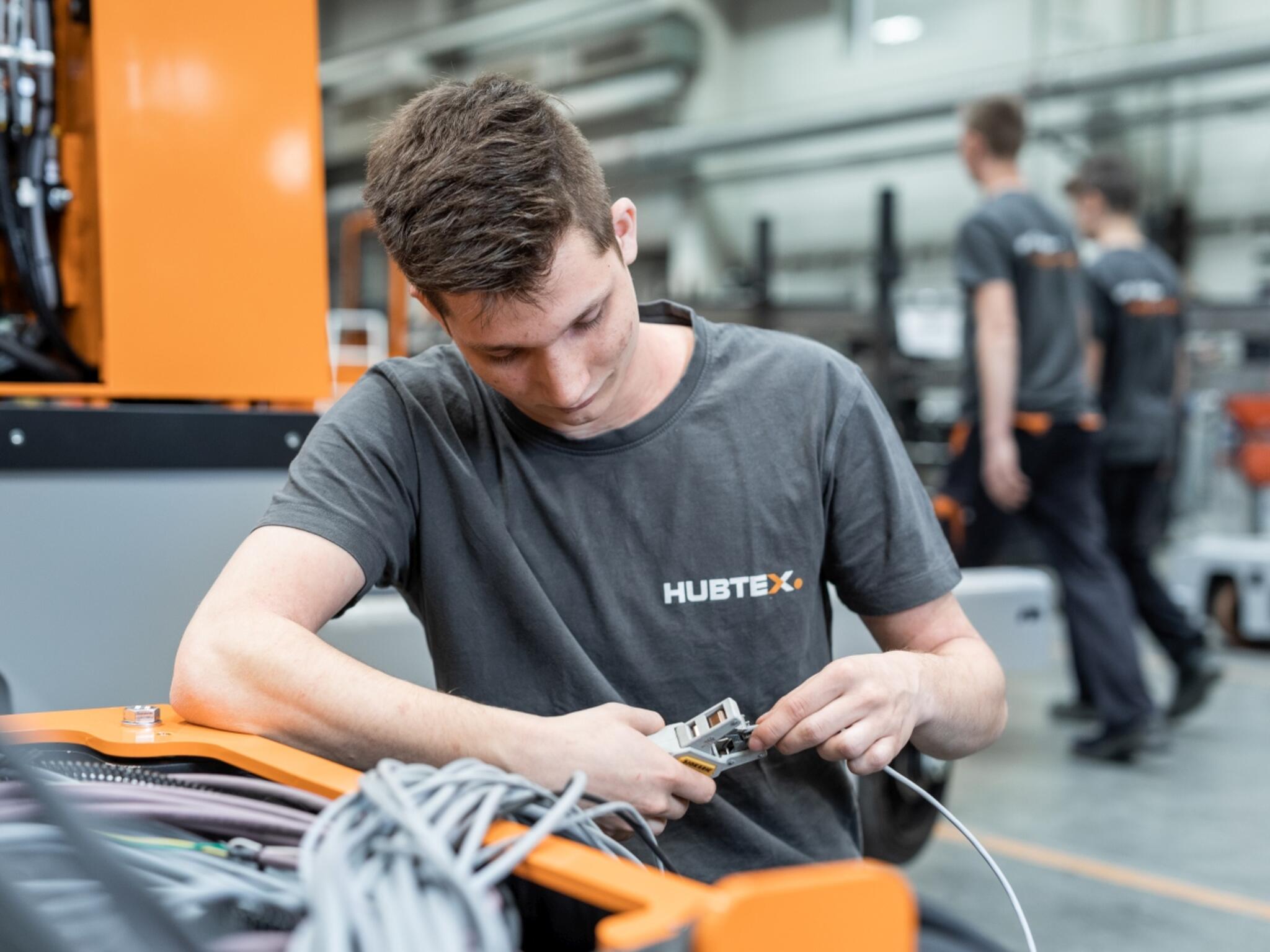 Elektroniker im Einsatz bei HUBTEX