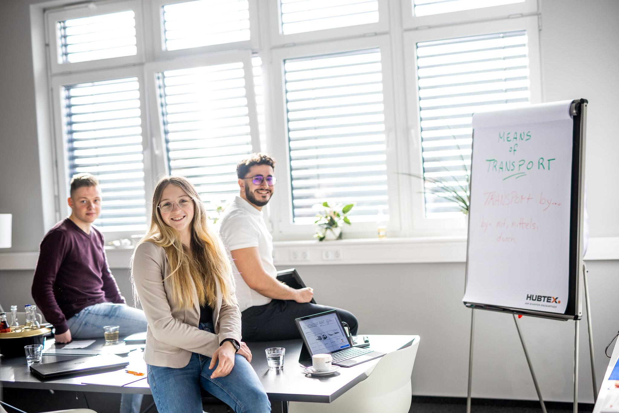 Auszubildende im Besprechungsraum