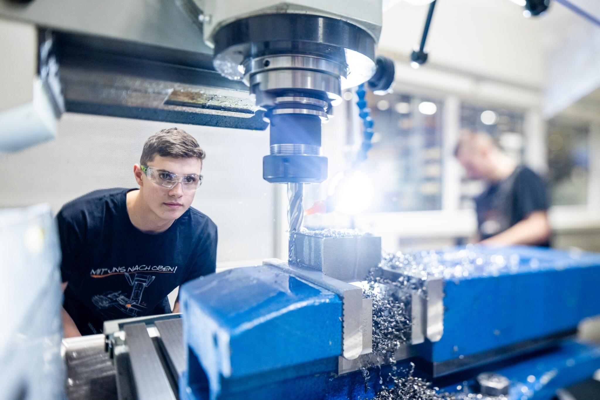 Auszubildender bei Hubtex bei der Arbeit