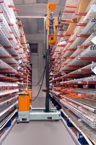 The MU-OP runs optimally in the rack aisles on rack guide rollers