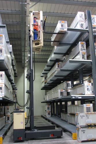Even the top rack level can be reached by the height-adjustable cab