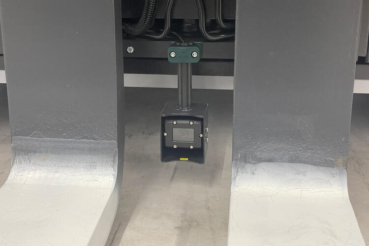 Eine Kamera zwischen den Gabeln am Gabelträger