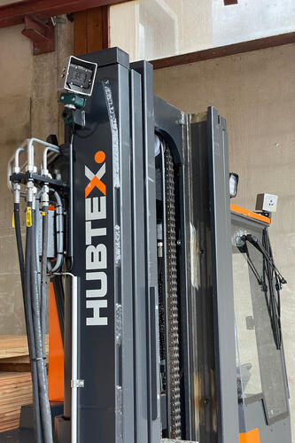 Eine Kamera am Hubmast mit Blick auf den Bereich zwischen und vor den Radarmen