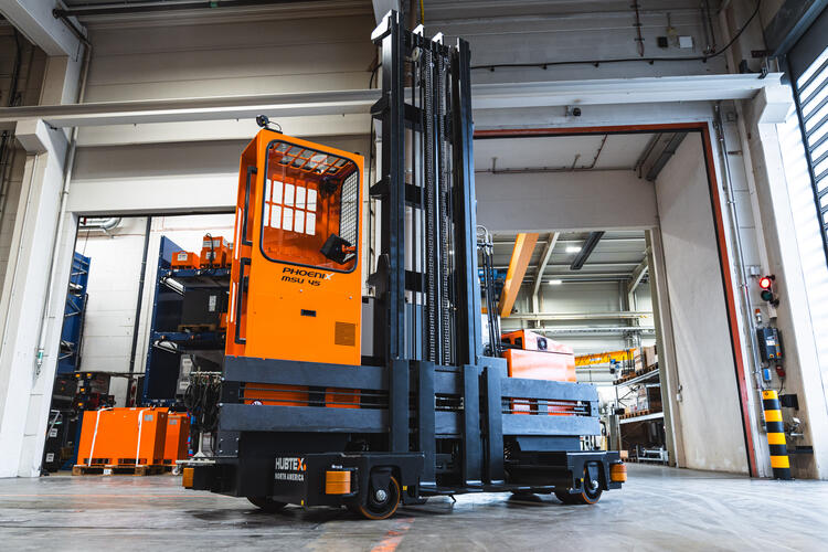 HUBETX Phoenix 2840 in front of a small gate