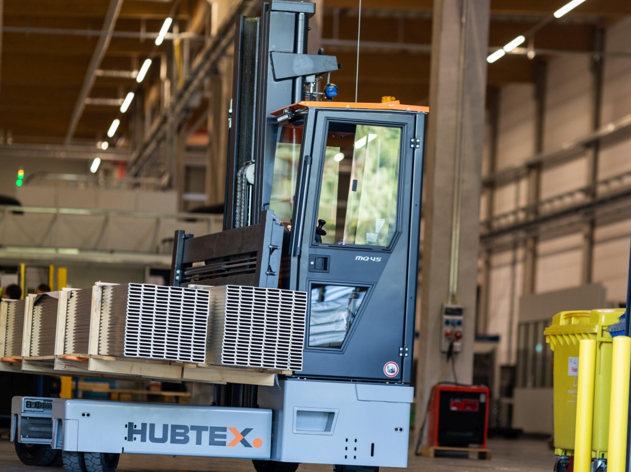 Wózek widłowy PhoeniX marki HUBTEX podczas przejazdu przez bramę