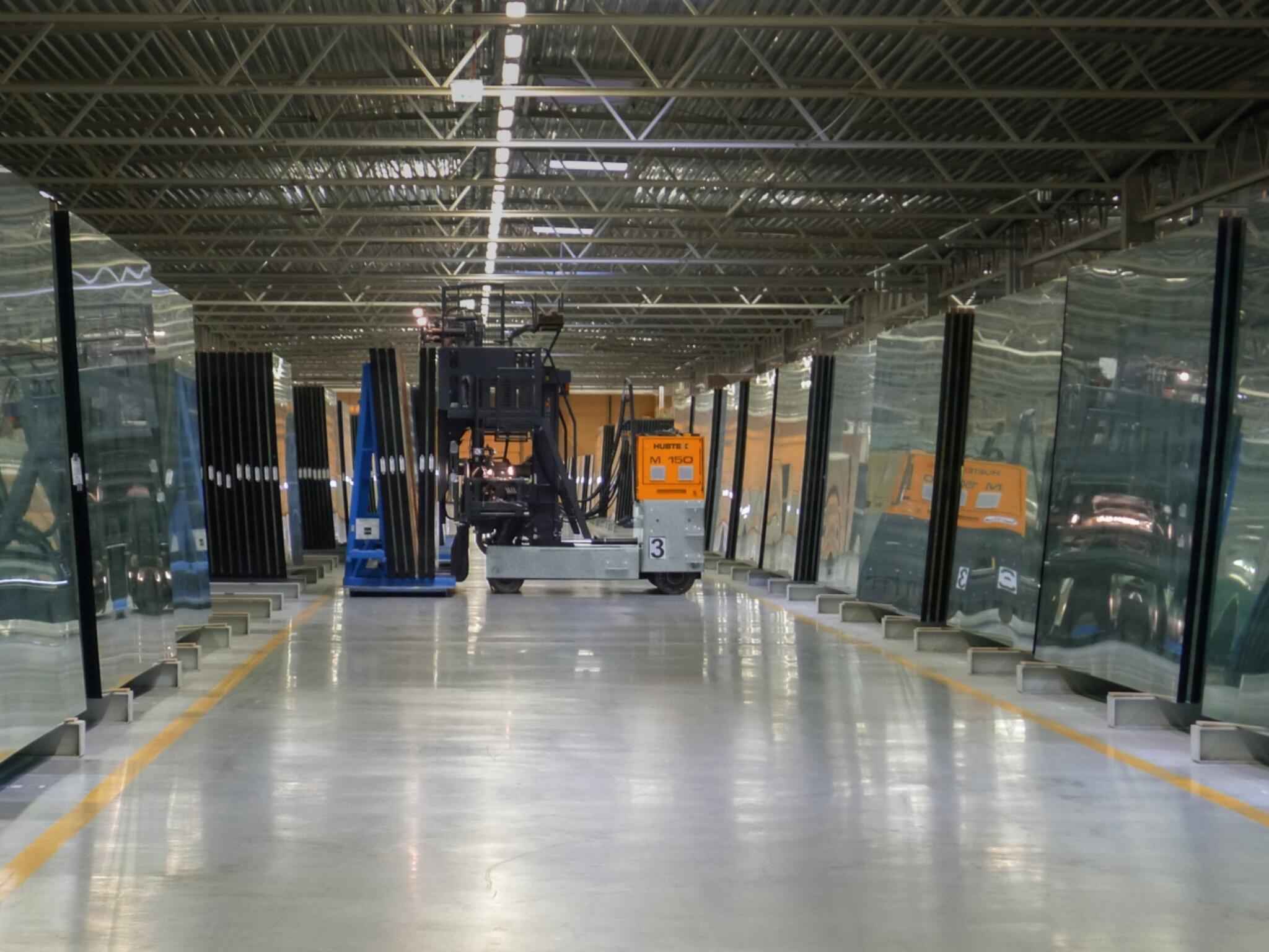 the HUBTEX M150 with glass stillage handling the load