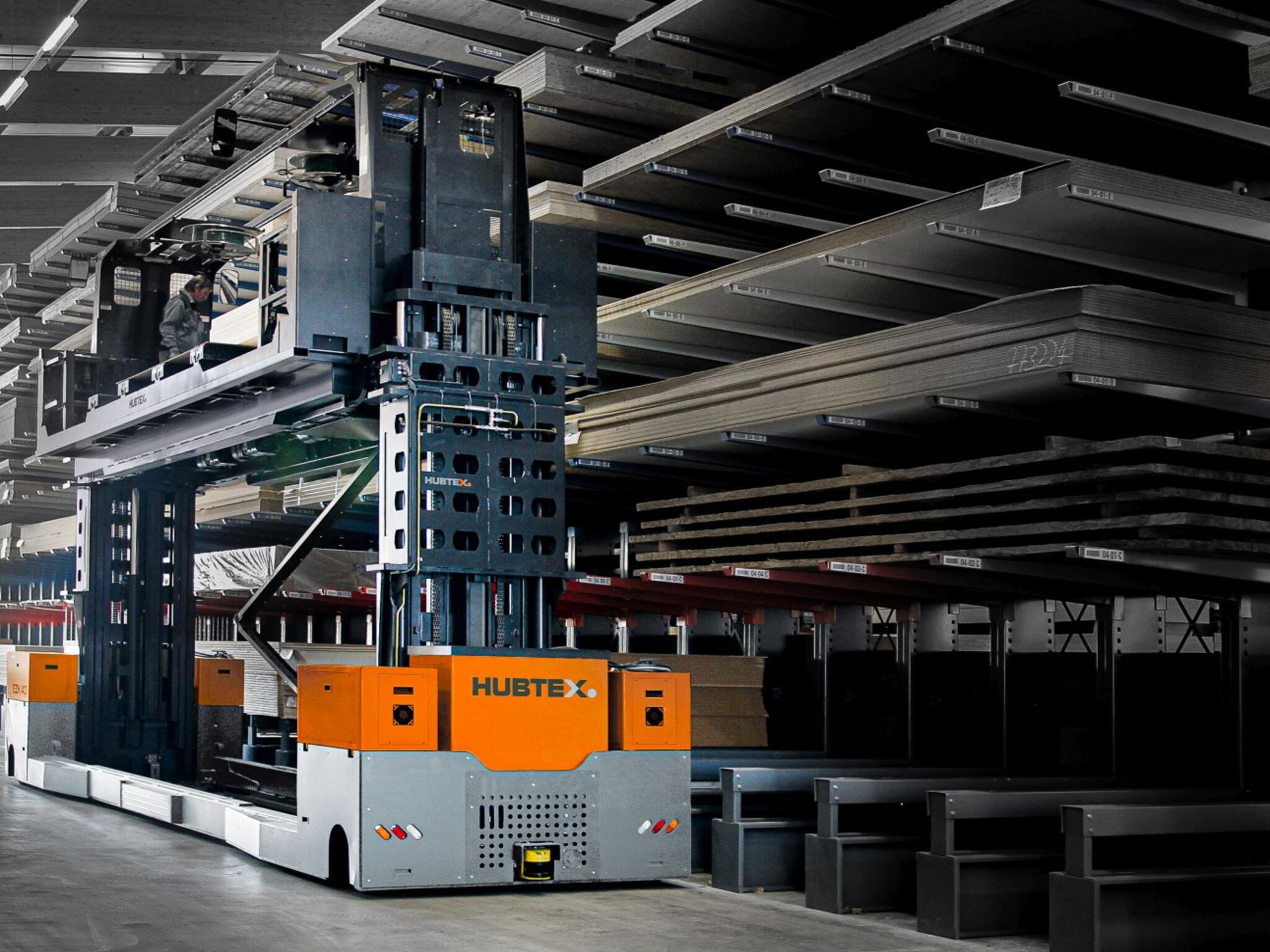 Teilautomatisierte Kommissionierlösungen von Platten von HUBTEX