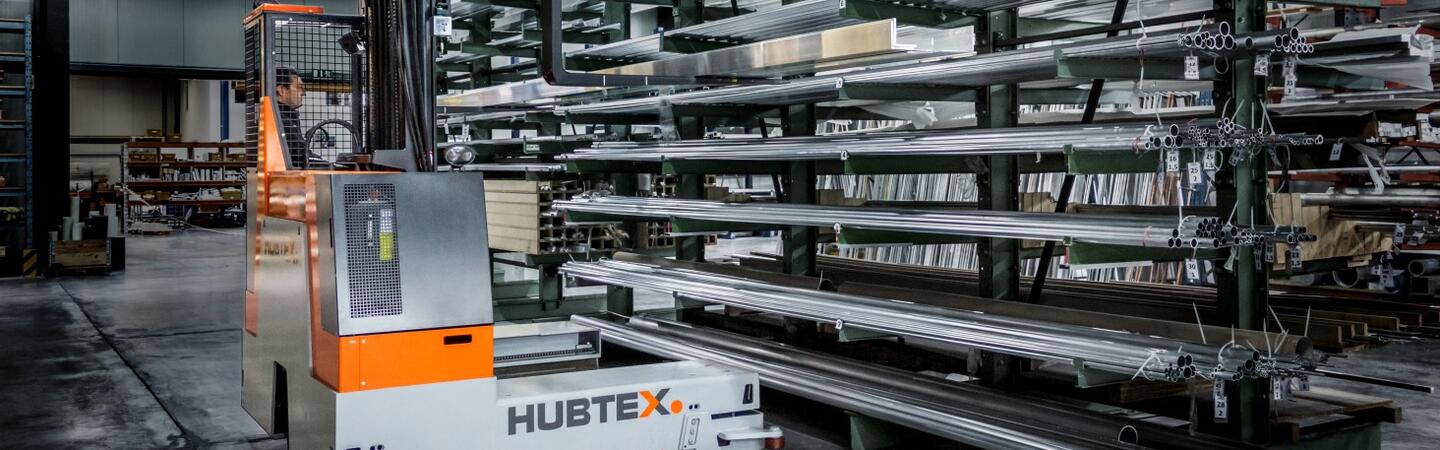 Elektrische meerwegheftruck bij orderverzamelen van aluminium buizen